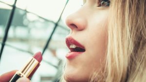 5 Tips Penting Pilih Produk Bibir yang Pas dengan